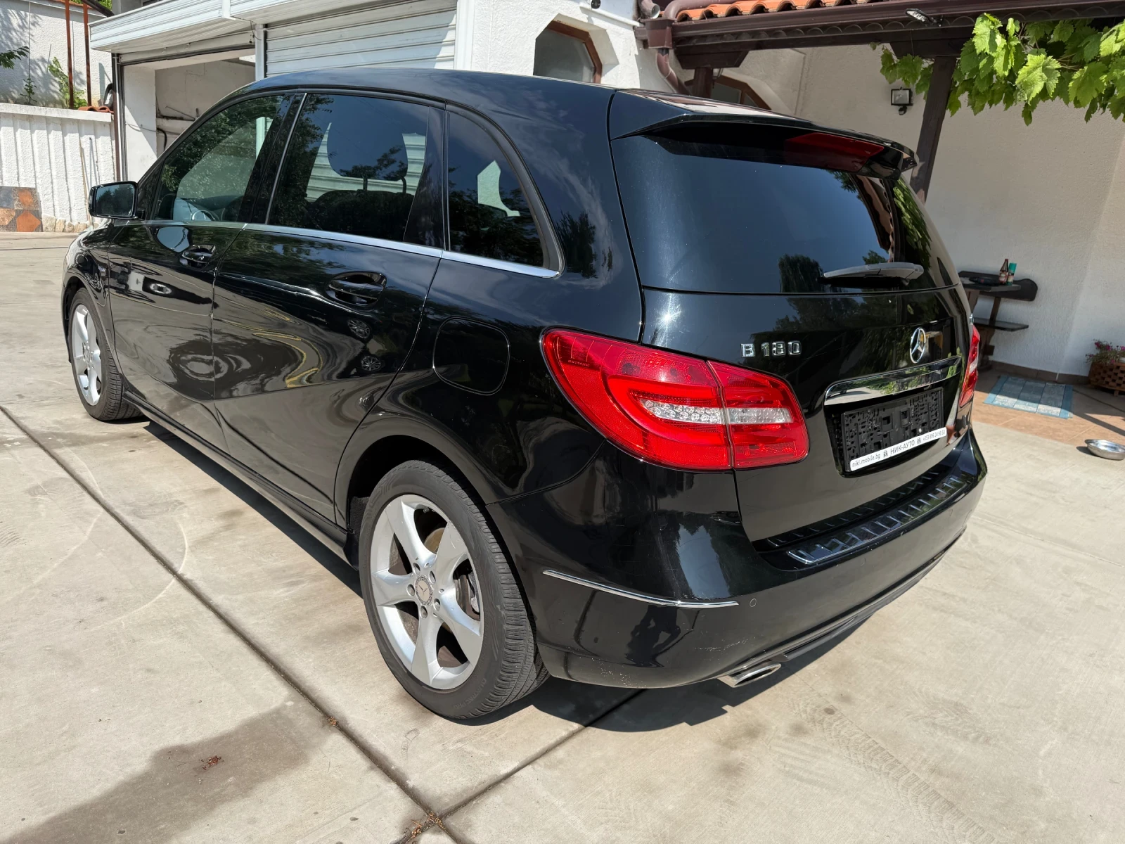 Mercedes-Benz B 180 * PREMIUM* Автоматик* Дистроник* Navi* LED* , снимка 2 - Автомобили и джипове - 55433673