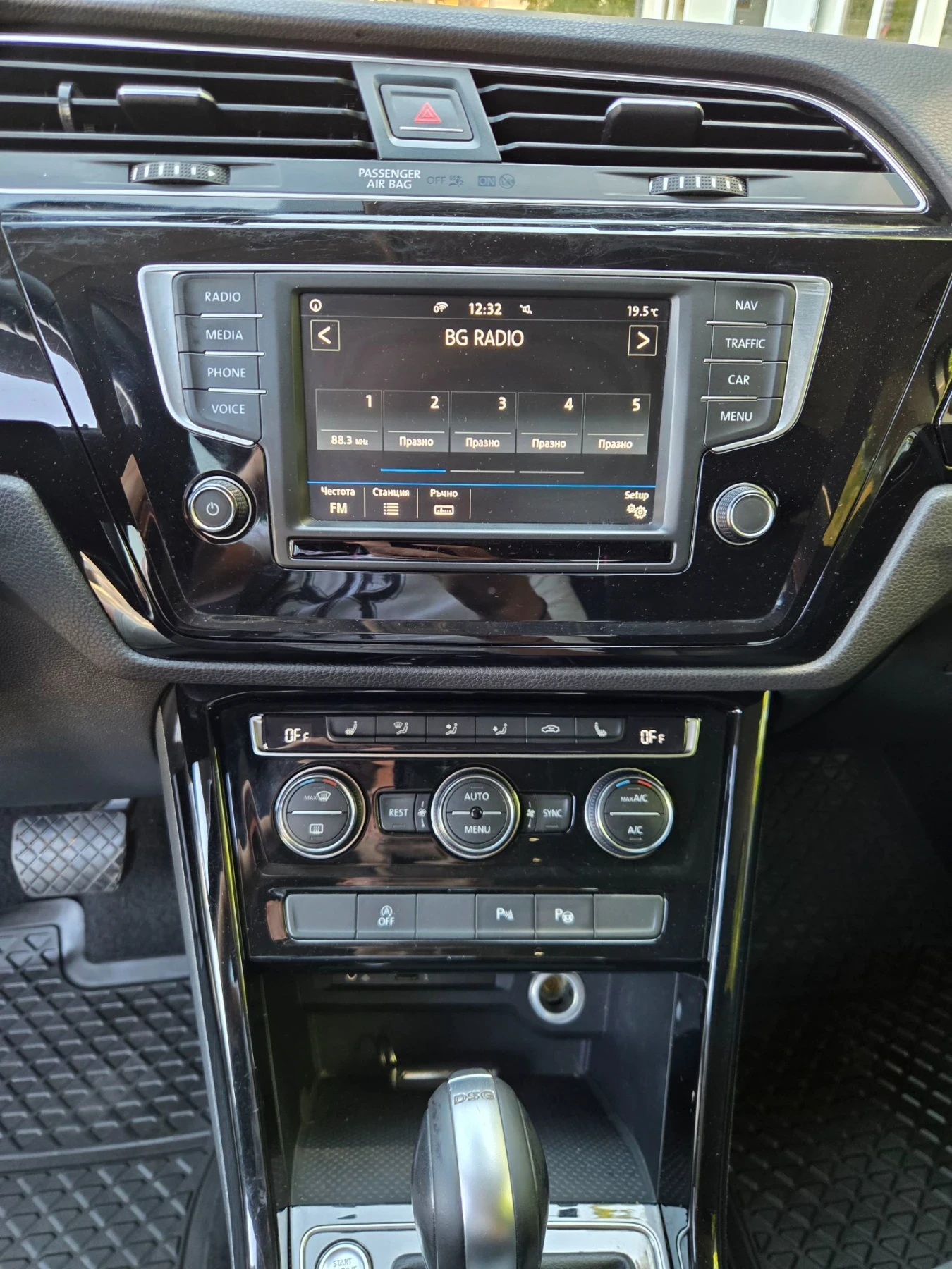 VW Touran R-line, снимка 12 - Автомобили и джипове - 56115401