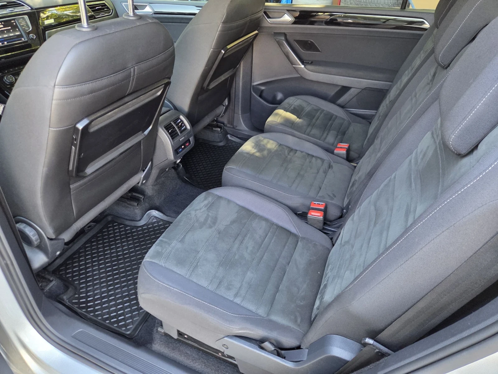 VW Touran R-line, снимка 10 - Автомобили и джипове - 56115401