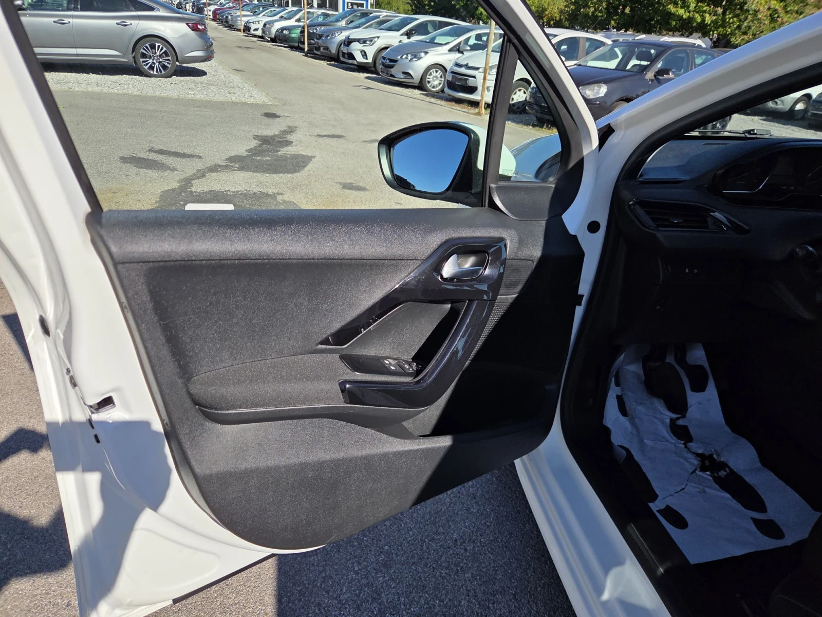 Peugeot 208, снимка 9 - Автомобили и джипове - 56333957