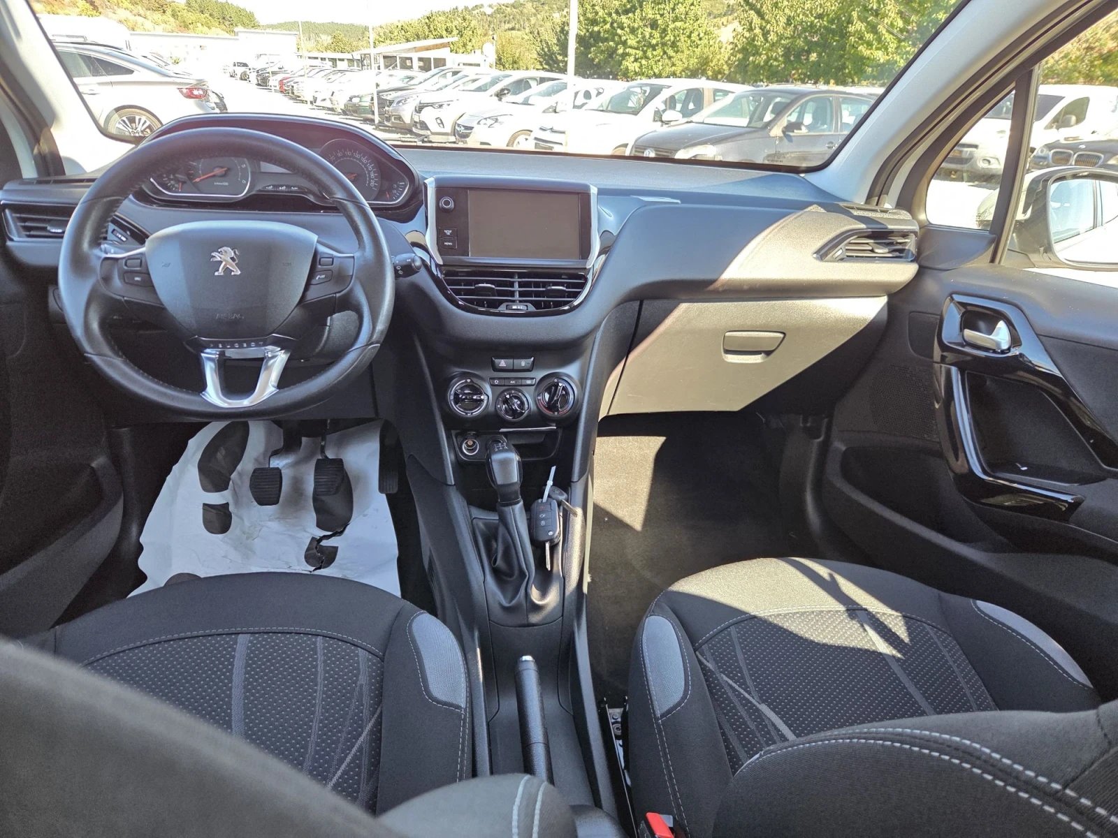Peugeot 208, снимка 10 - Автомобили и джипове - 56333957