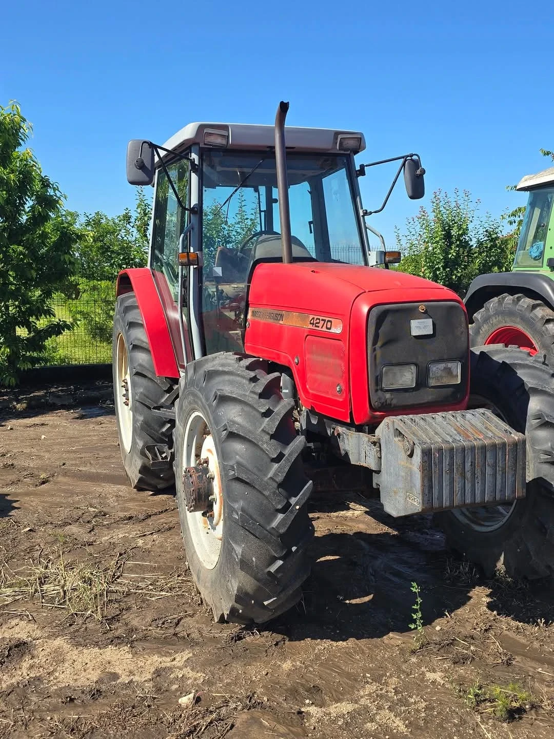 Трактор Massey 4270