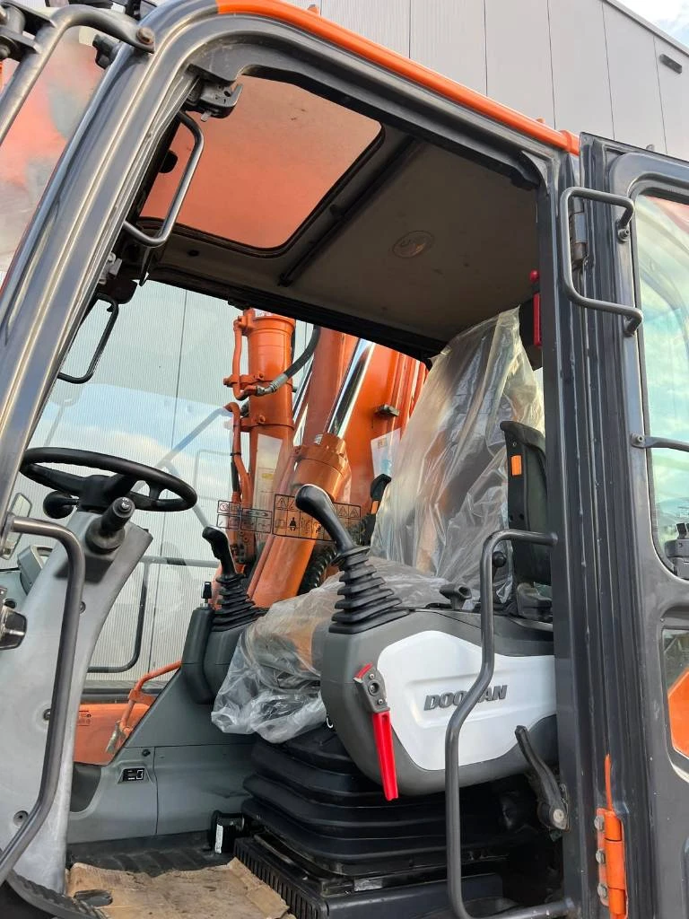 Багер DOOSAN DX 140 W-3, снимка 10 - Индустриална техника - 48318112