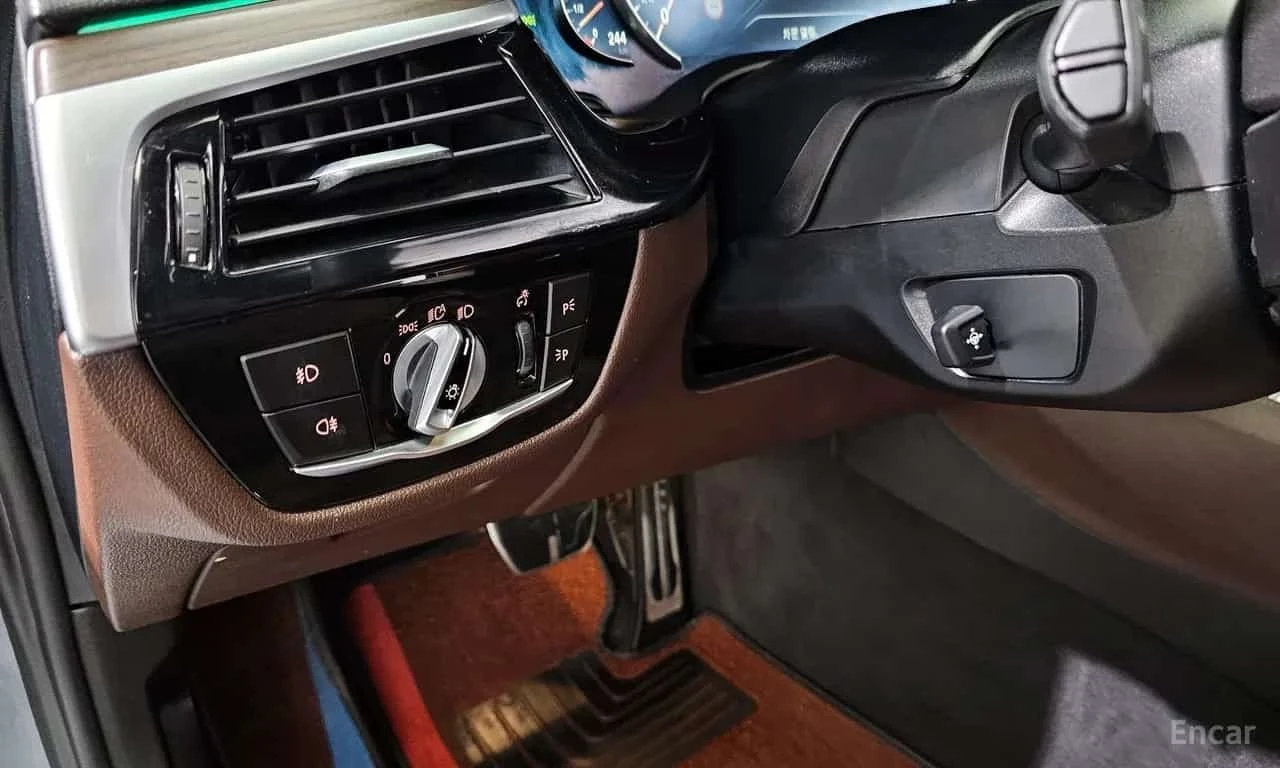 BMW 530 * xDrive M Sport Package Plus * КРАЙНА ЦЕНА ДО БГ, снимка 14 - Автомобили и джипове - 56310695