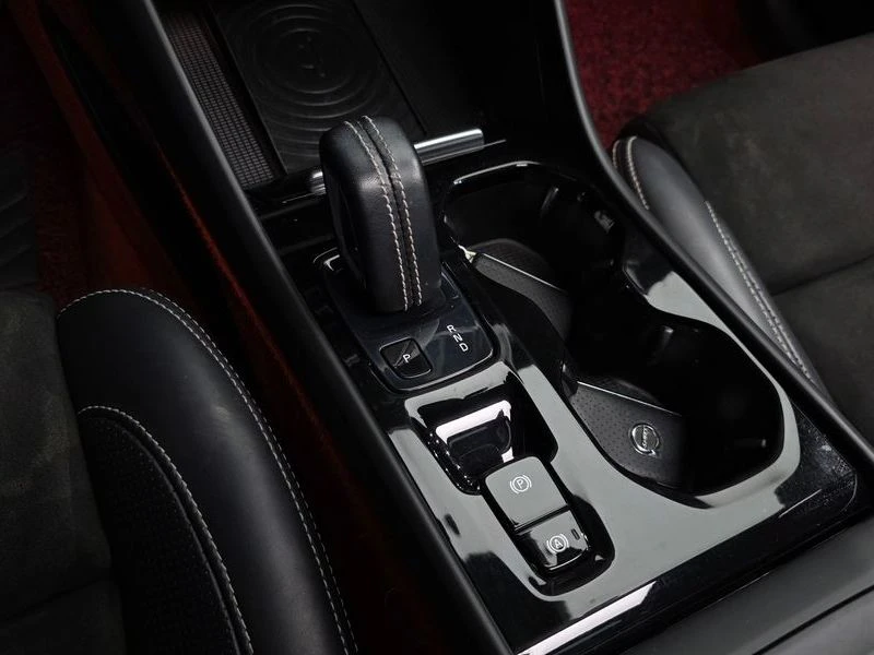 Volvo XC40 2.0 Automatic, снимка 8 - Автомобили и джипове - 55976166