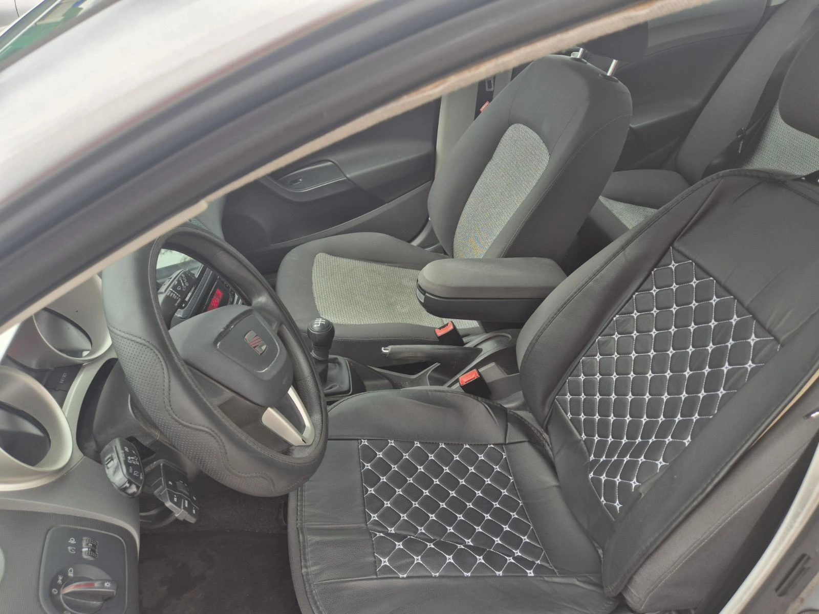 Seat Ibiza J6, снимка 4 - Автомобили и джипове - 56175829