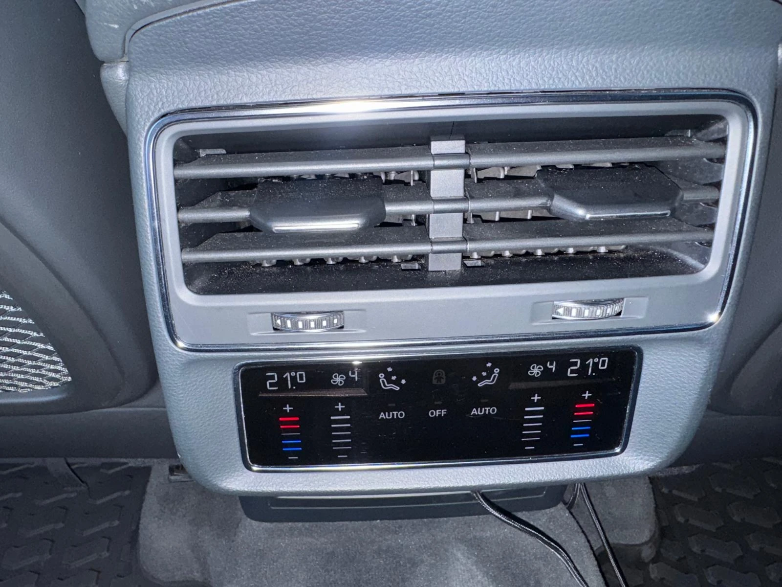 Audi SQ8 Quattro/NAVI/TV/Virtual/B&O/Matrix/Excellent!   , снимка 11 - Автомобили и джипове - 56025039
