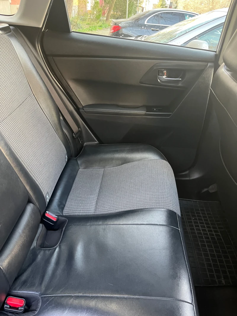 Toyota Auris, снимка 4 - Автомобили и джипове - 52972295