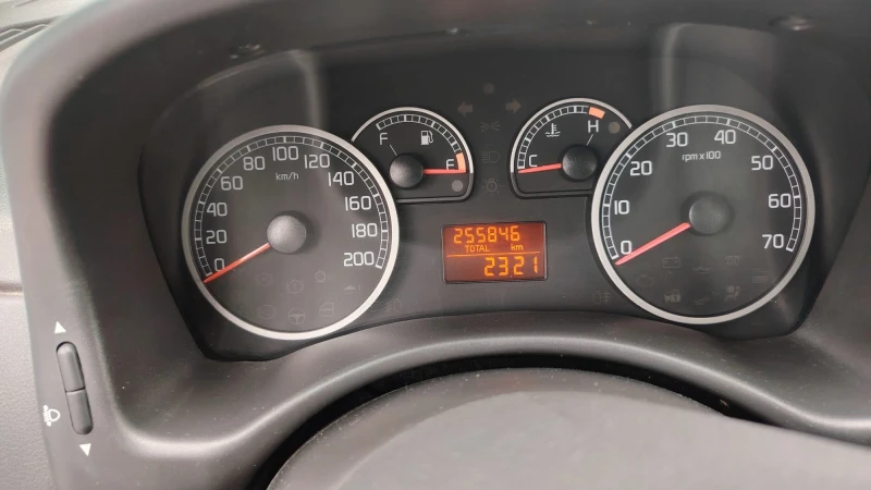 Fiat Punto 1.2 i климатик, снимка 10 - Автомобили и джипове - 53201568