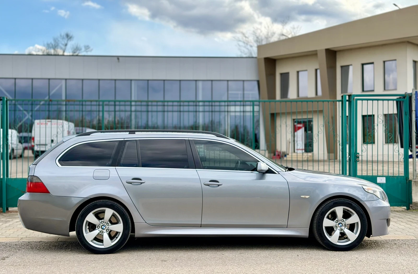 BMW 525 2.5d~M-PAKCET~АВТОМАТ~КОЖА~НАВИ, снимка 4 - Автомобили и джипове - 54182935