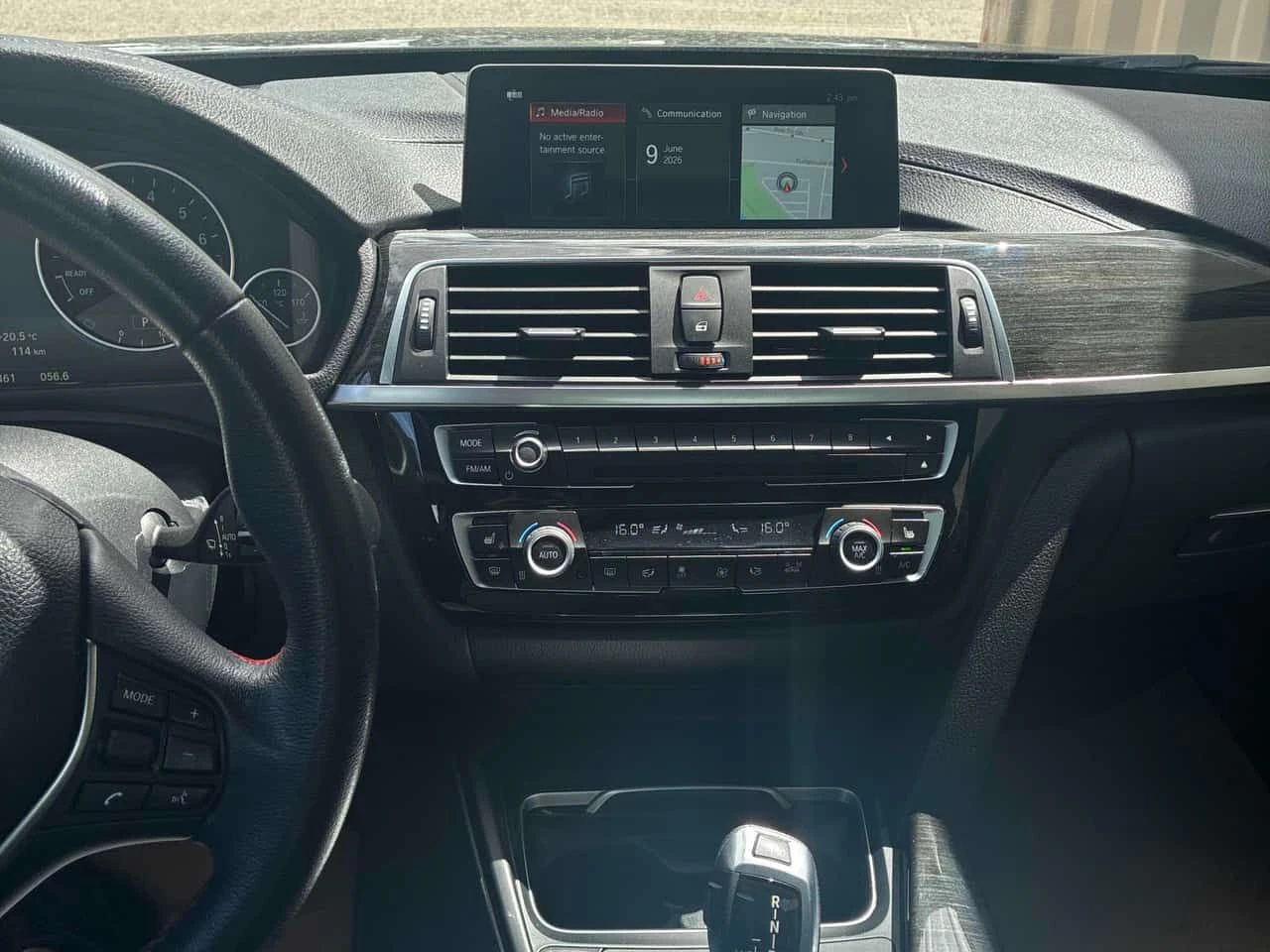 BMW 330 * 330i xDrive * ПОДГРЕВИ * ПАНО * KEYLESS * CARFAX, снимка 9 - Автомобили и джипове - 54858481