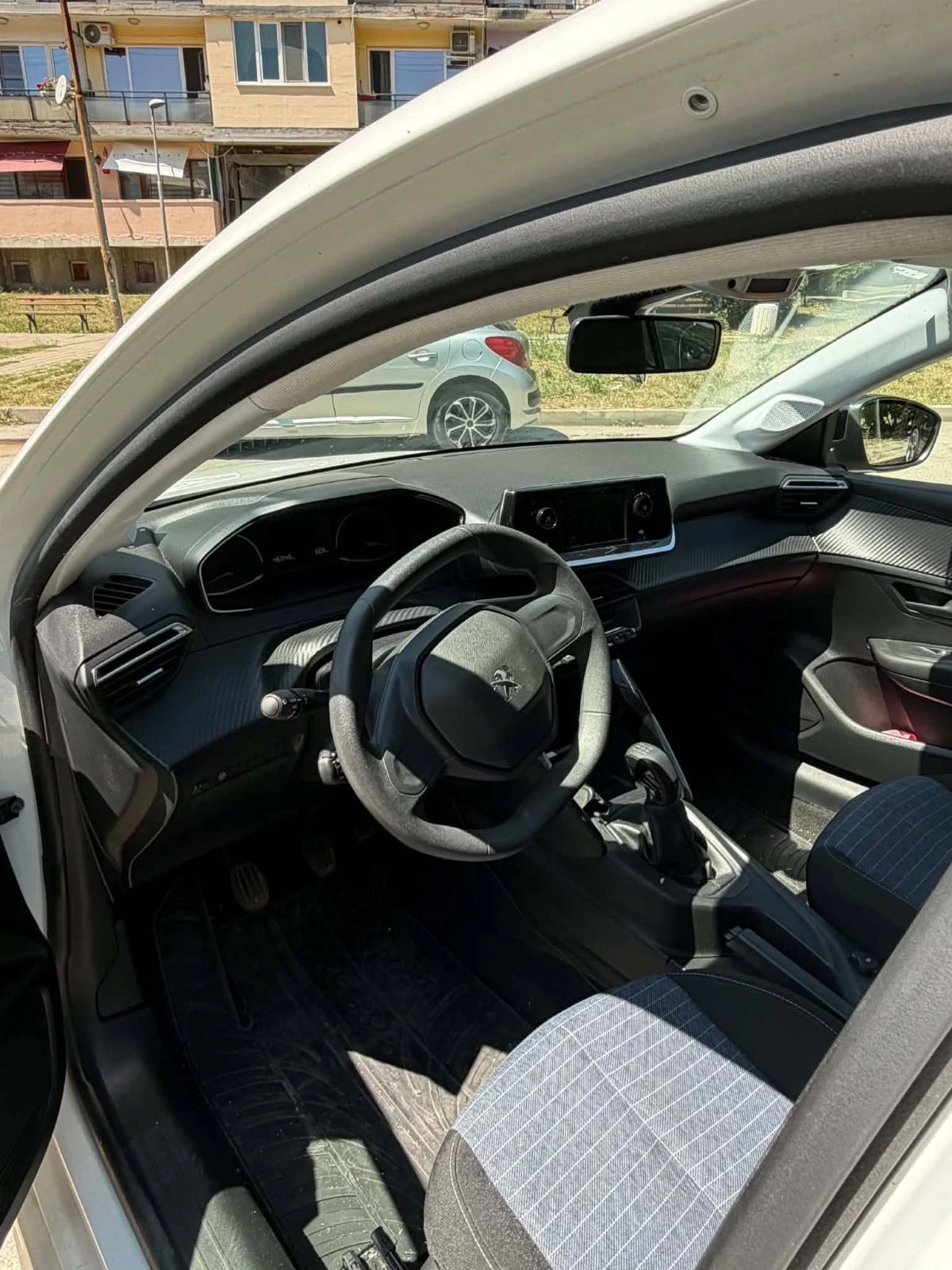 Peugeot 208 1.2 PureTech 75, снимка 6 - Автомобили и джипове - 55483175