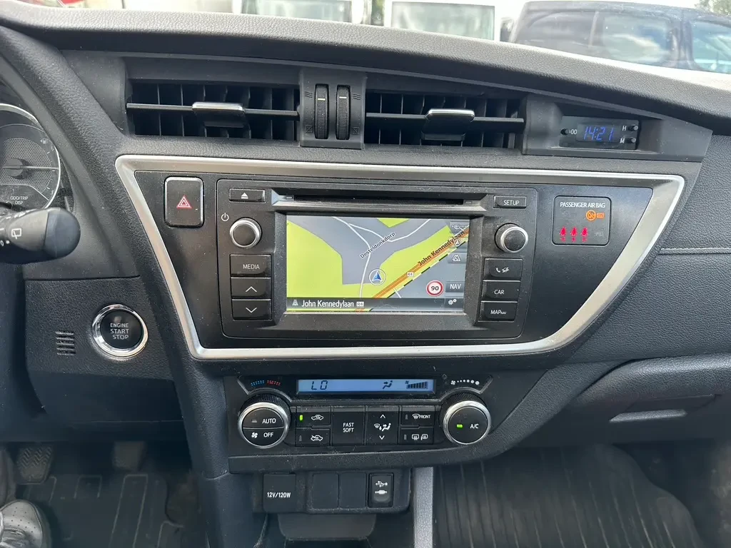 Toyota Auris, снимка 9 - Автомобили и джипове - 55622725