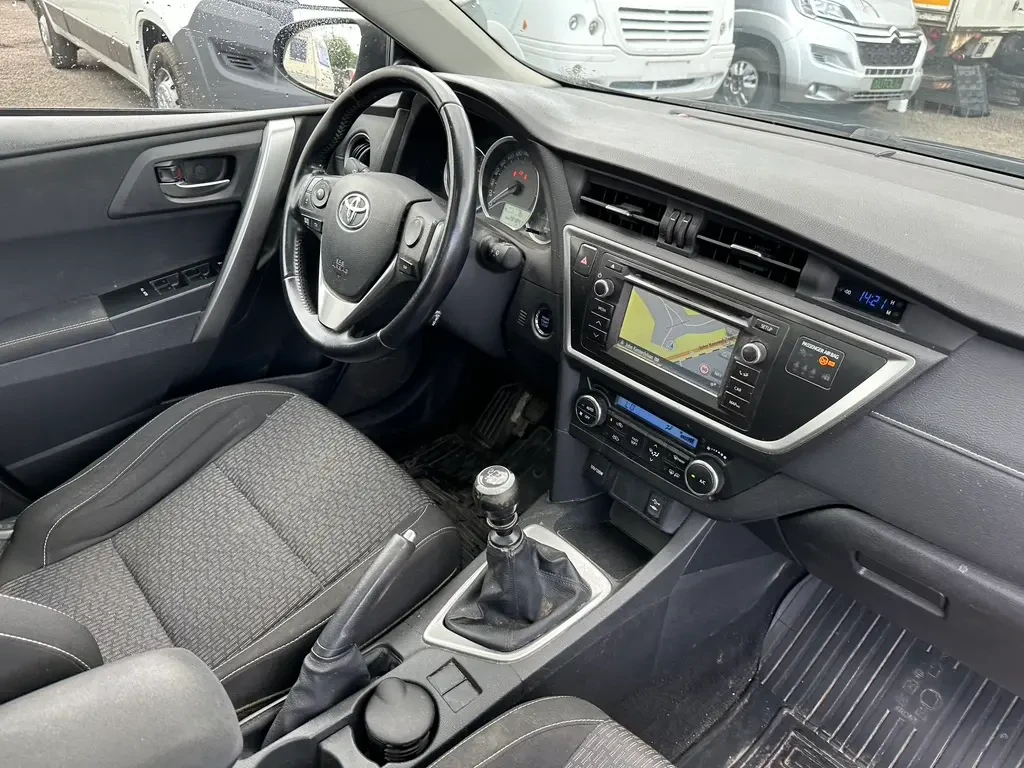 Toyota Auris, снимка 10 - Автомобили и джипове - 55622725