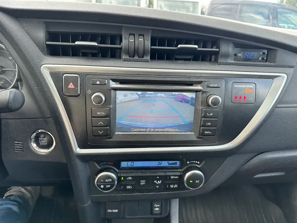 Toyota Auris, снимка 8 - Автомобили и джипове - 55622725
