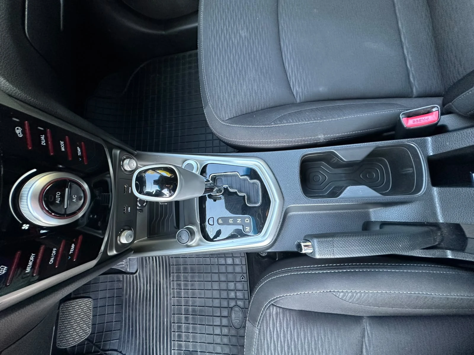 SsangYong Tivoli, снимка 8 - Автомобили и джипове - 56335278