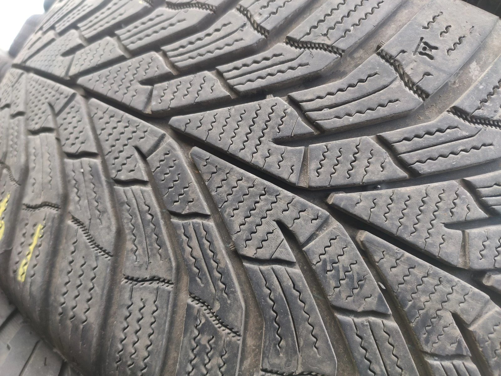 Гуми Зимни 225/55R17, снимка 4 - Гуми и джанти - 56725872