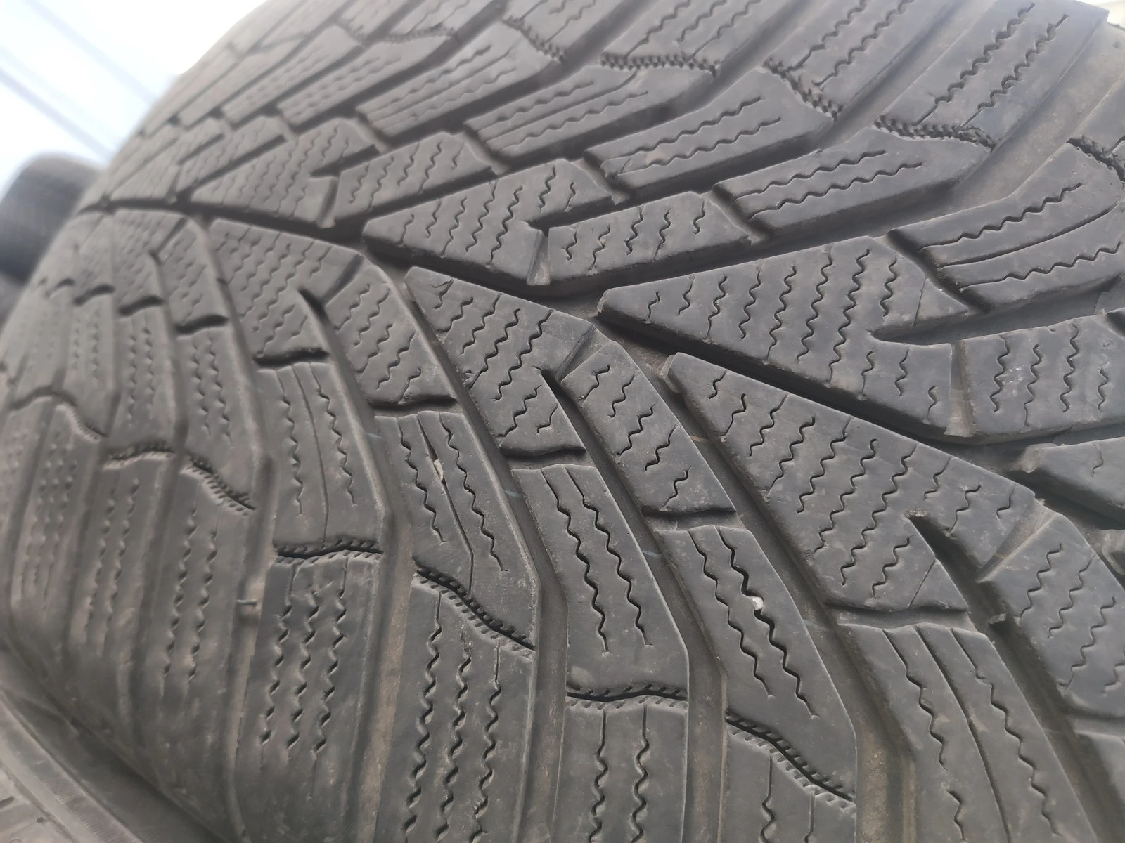 Гуми Зимни 225/55R17, снимка 3 - Гуми и джанти - 56725872