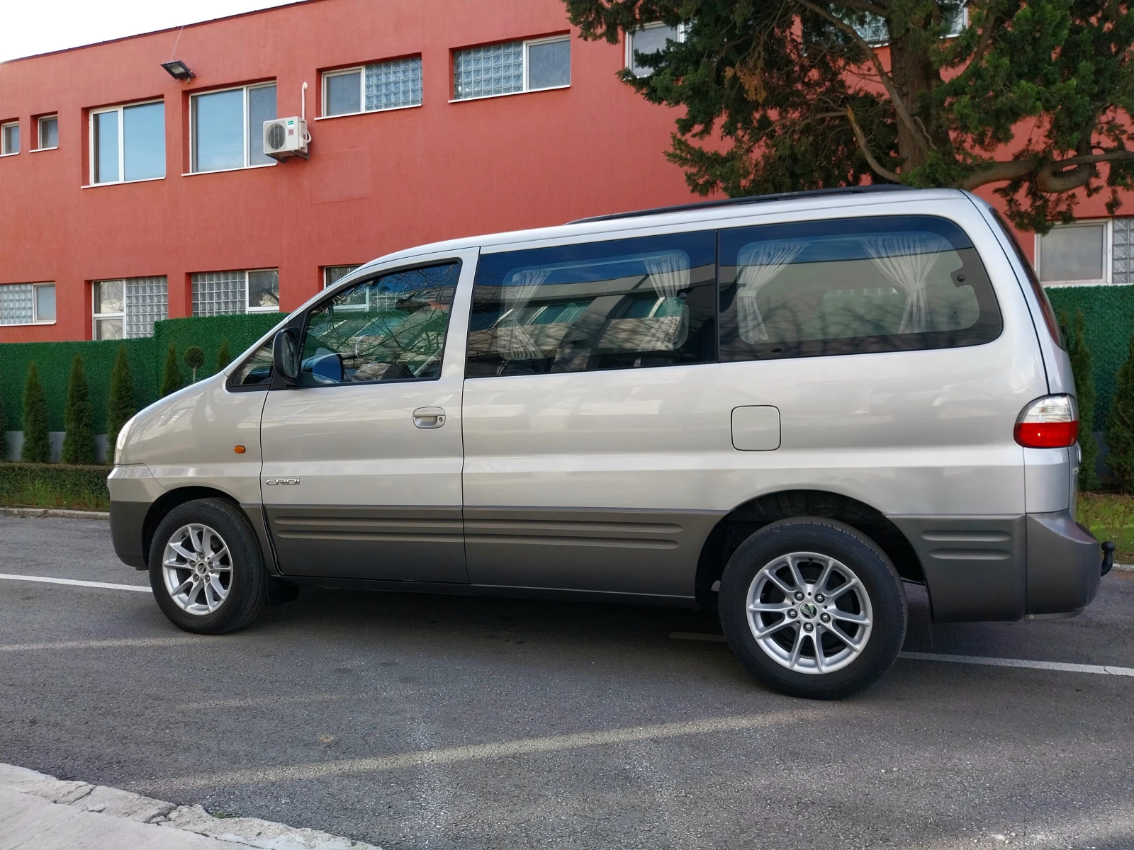 Hyundai H1 2.5 CRDI * STAREX* 8+ 1 места* Клима* ОТЛИЧЕН* , снимка 16 - Бусове и автобуси - 53864244