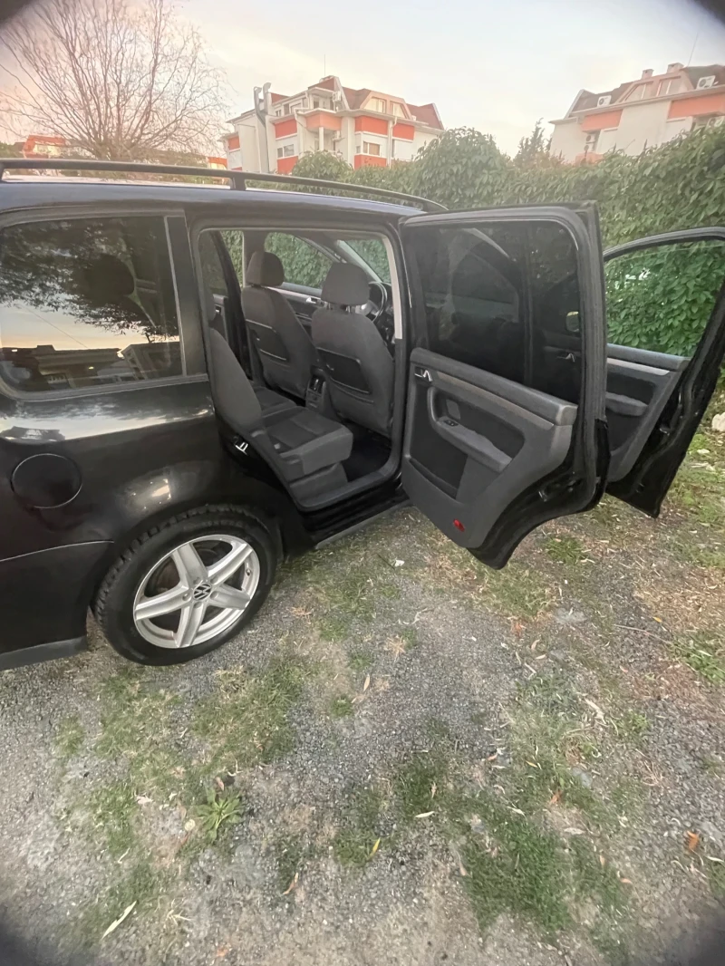 VW Touran, снимка 14 - Автомобили и джипове - 48017652