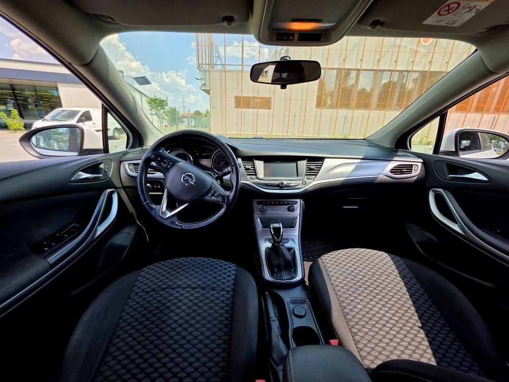 Opel Astra 1.6CDTI 2018g  Хубава, снимка 15 - Автомобили и джипове - 55574747