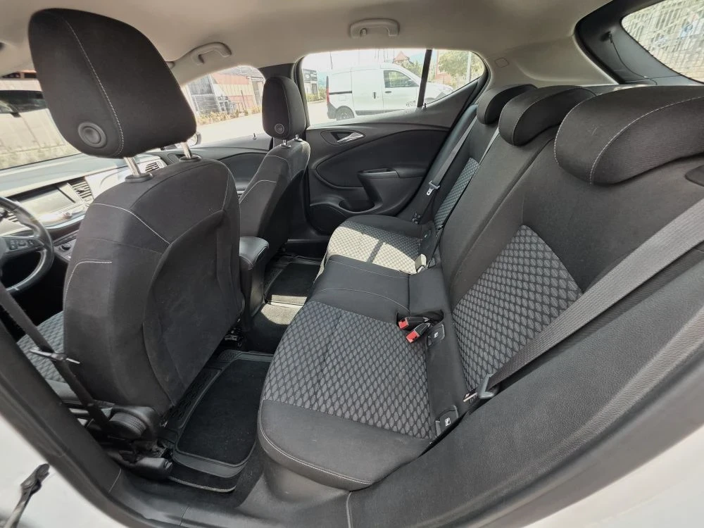 Opel Astra 1.6CDTI 2018g  Хубава, снимка 12 - Автомобили и джипове - 55574747