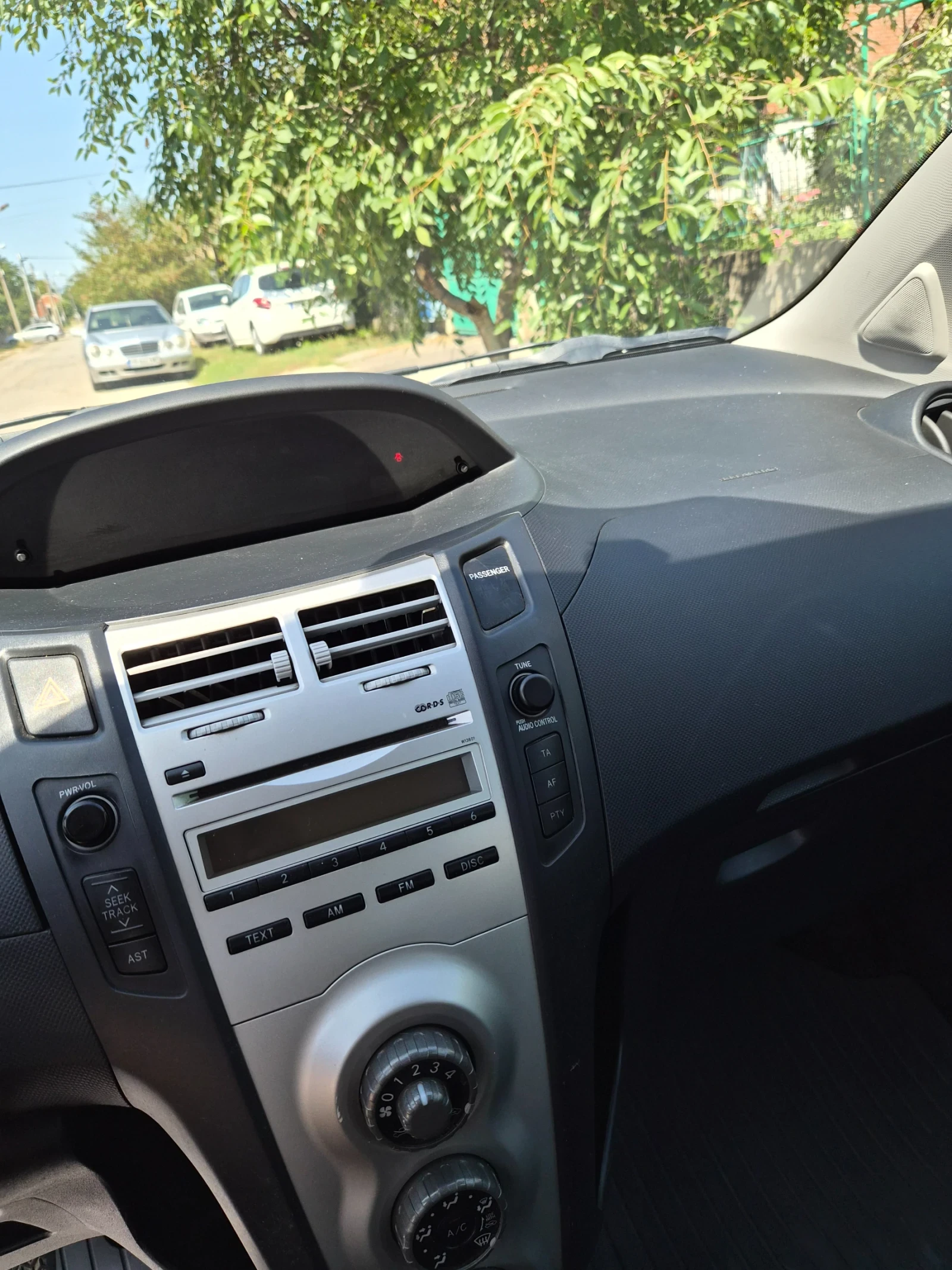 Toyota Yaris 1.4, снимка 8 - Автомобили и джипове - 55606301