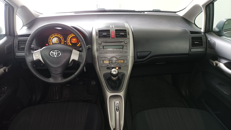 Toyota Auris 1.4 i , снимка 9 - Автомобили и джипове - 41262528
