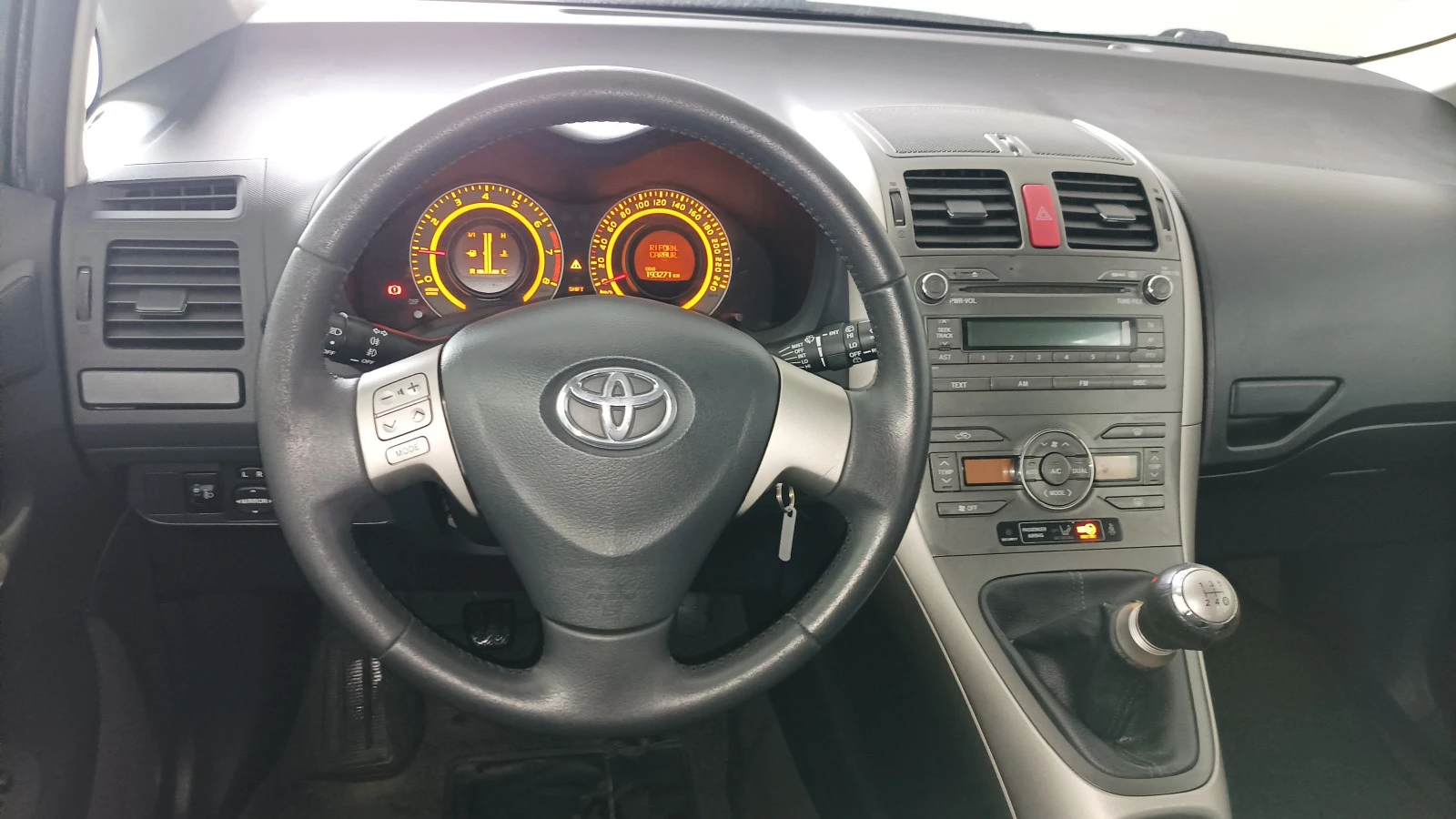 Toyota Auris 1.4 i  - изображение 10