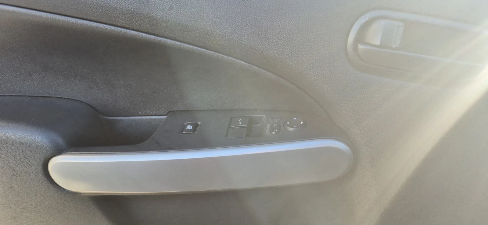 Mazda 2 1.3, снимка 7 - Автомобили и джипове - 54307842