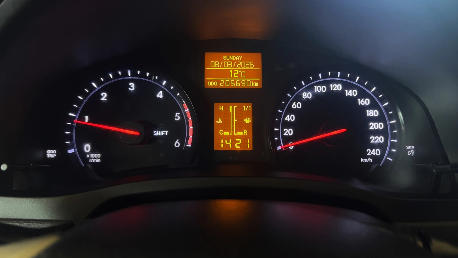 Toyota Avensis 2.2 D-4D , снимка 13 - Автомобили и джипове - 55086463