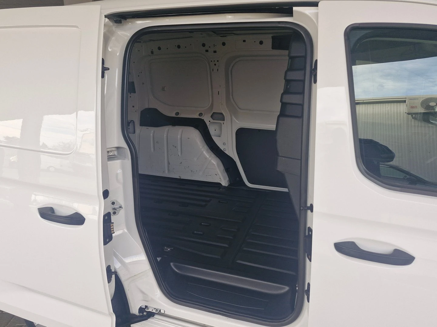 VW Caddy Cargo 3.1 m3 TDI, снимка 9 - Автомобили и джипове - 56420394