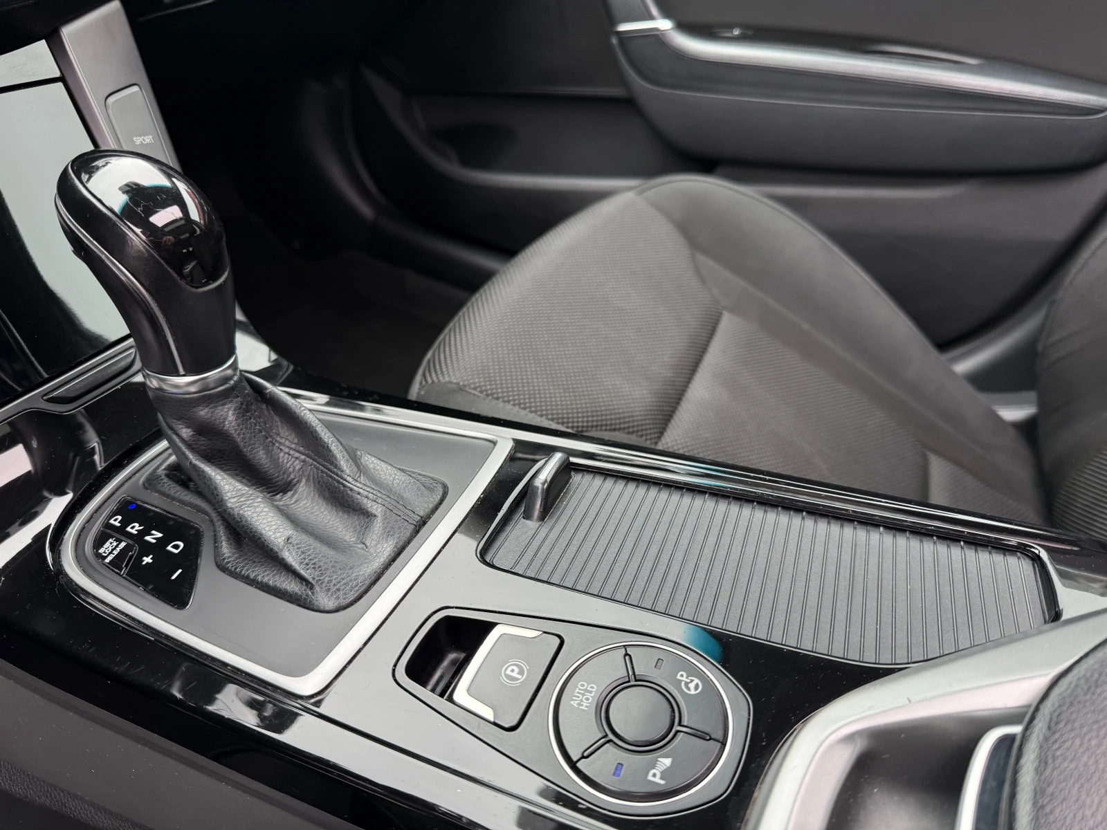 Hyundai I40 1.7crdi АВТОМАТ* ПАНОРАМА* КАМЕРА* KEYLESS GO* SWI, снимка 14 - Автомобили и джипове - 54075342