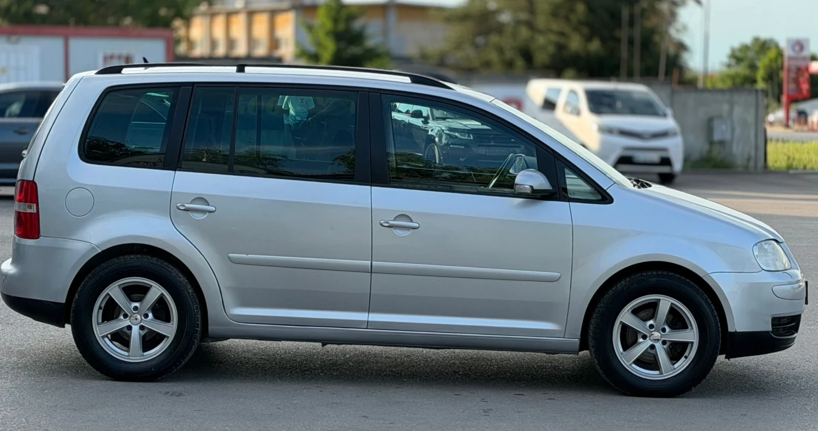 VW Touran 1.9TDi 105к.с * Навигация* * Климатик* , снимка 8 - Автомобили и джипове - 54724831