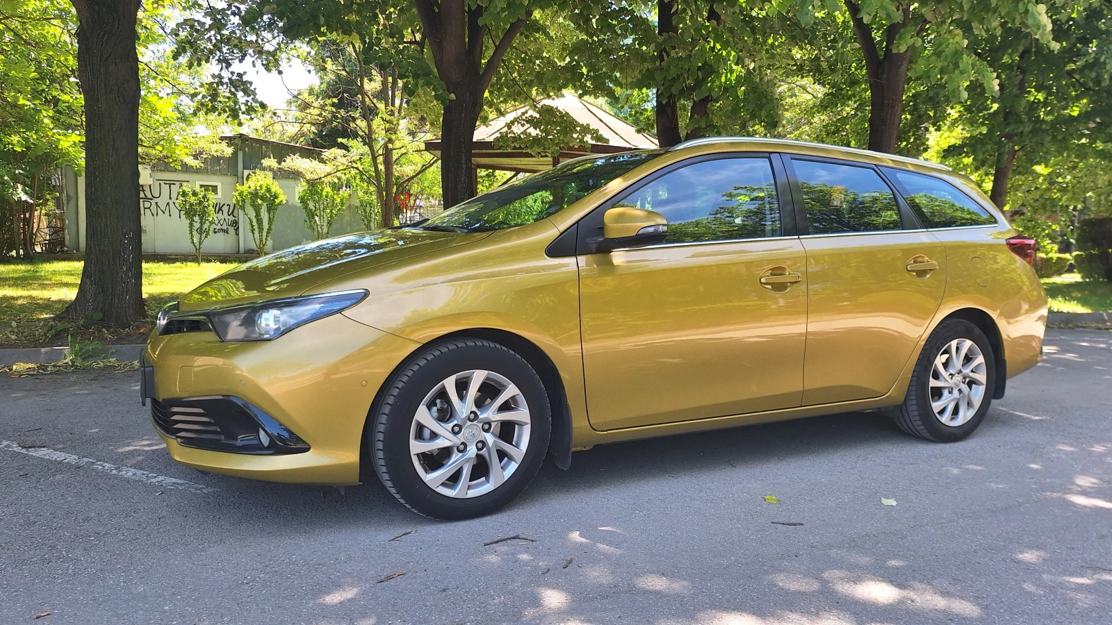 Toyota Auris, снимка 2 - Автомобили и джипове - 55317451