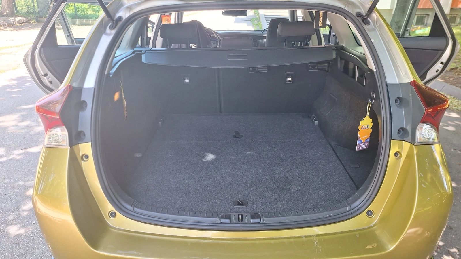 Toyota Auris, снимка 9 - Автомобили и джипове - 55317451