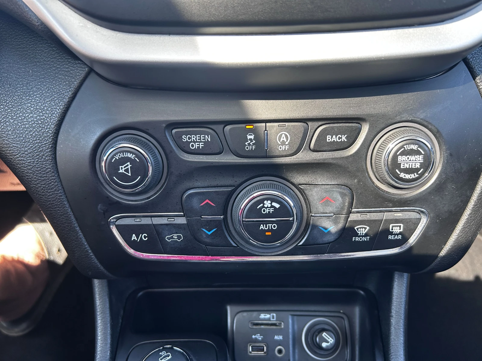 Jeep Cherokee 2.2 M-Jet 4x4, снимка 14 - Автомобили и джипове - 55537476