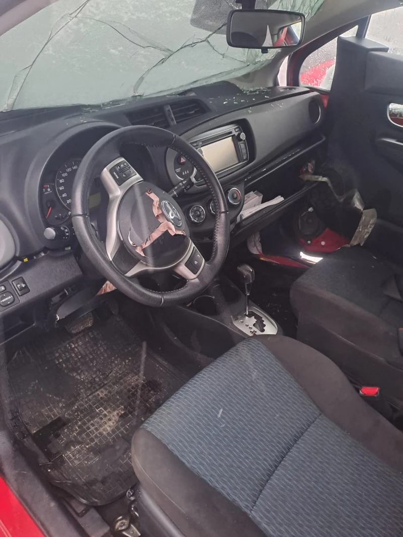 Toyota Yaris 1.3vvt-i, снимка 7 - Автомобили и джипове - 46560696