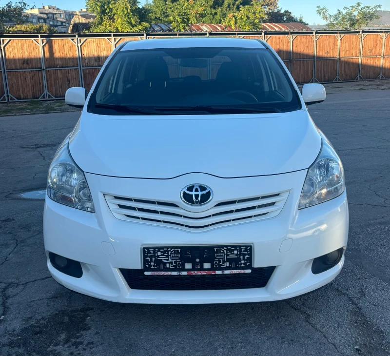 Toyota Verso 2.0 D-4D, снимка 3 - Автомобили и джипове - 47381541