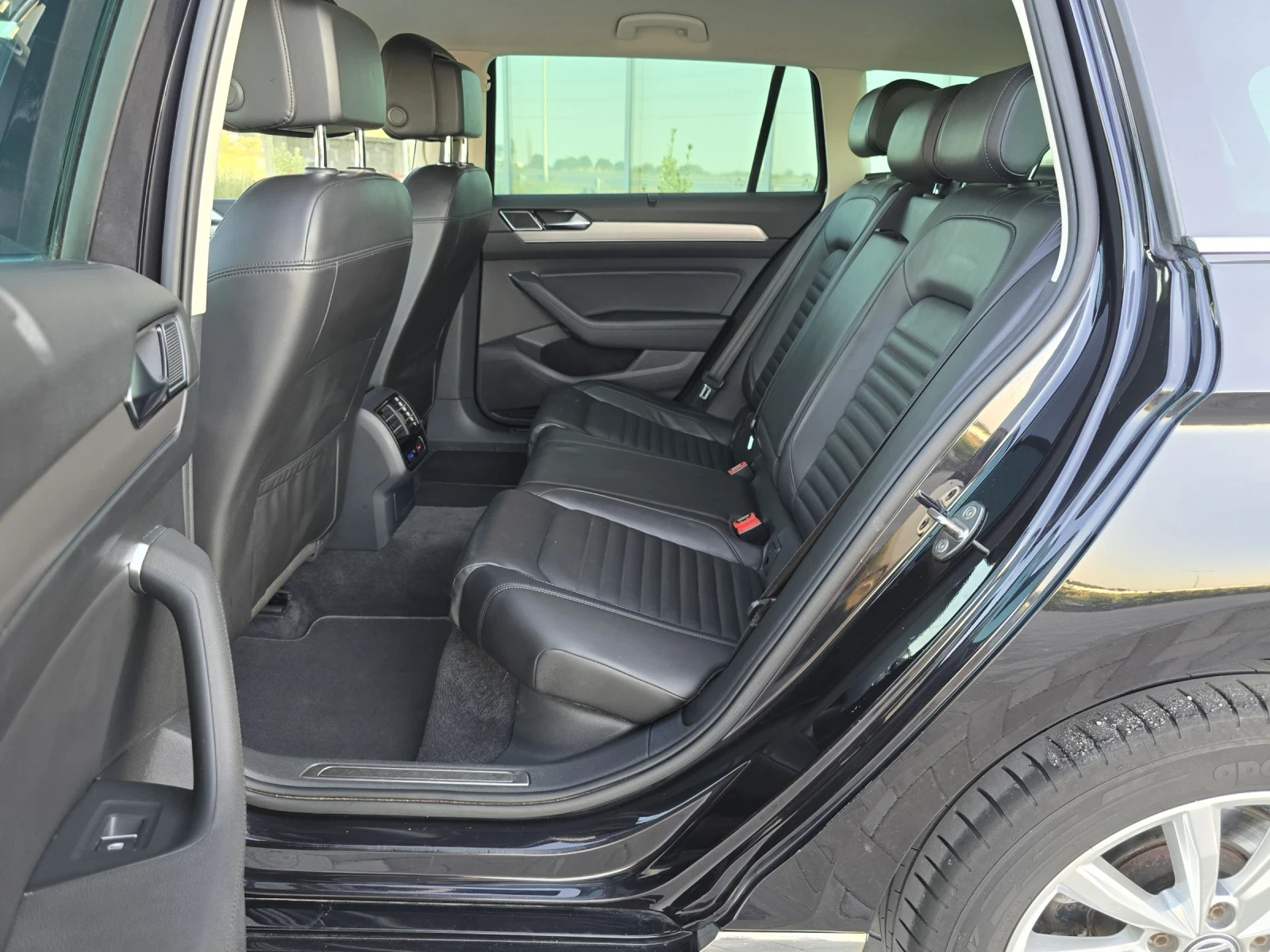 VW Passat 2.0TDi/AVTOMAT/DIGITAL/DISTRONIK/HIGH-LINE - изображение 8