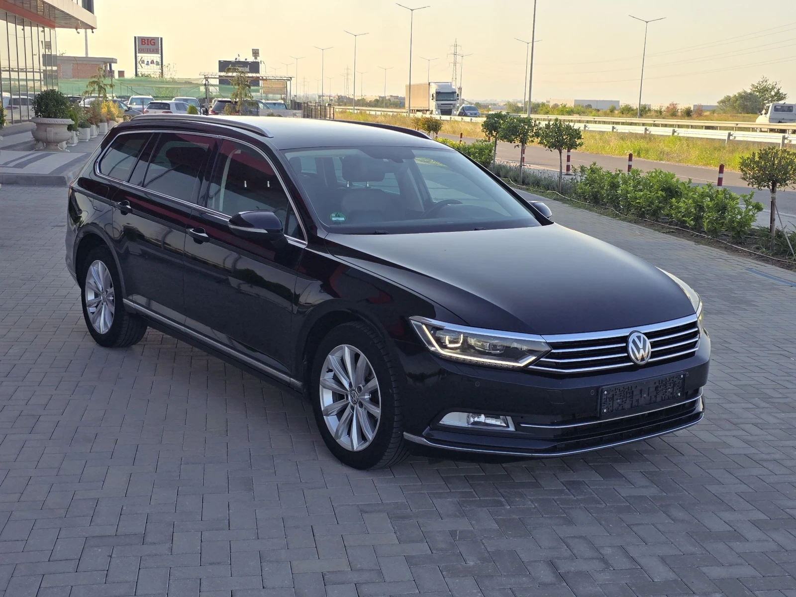 VW Passat 2.0TDi/AVTOMAT/DIGITAL/DISTRONIK/HIGH-LINE - изображение 3