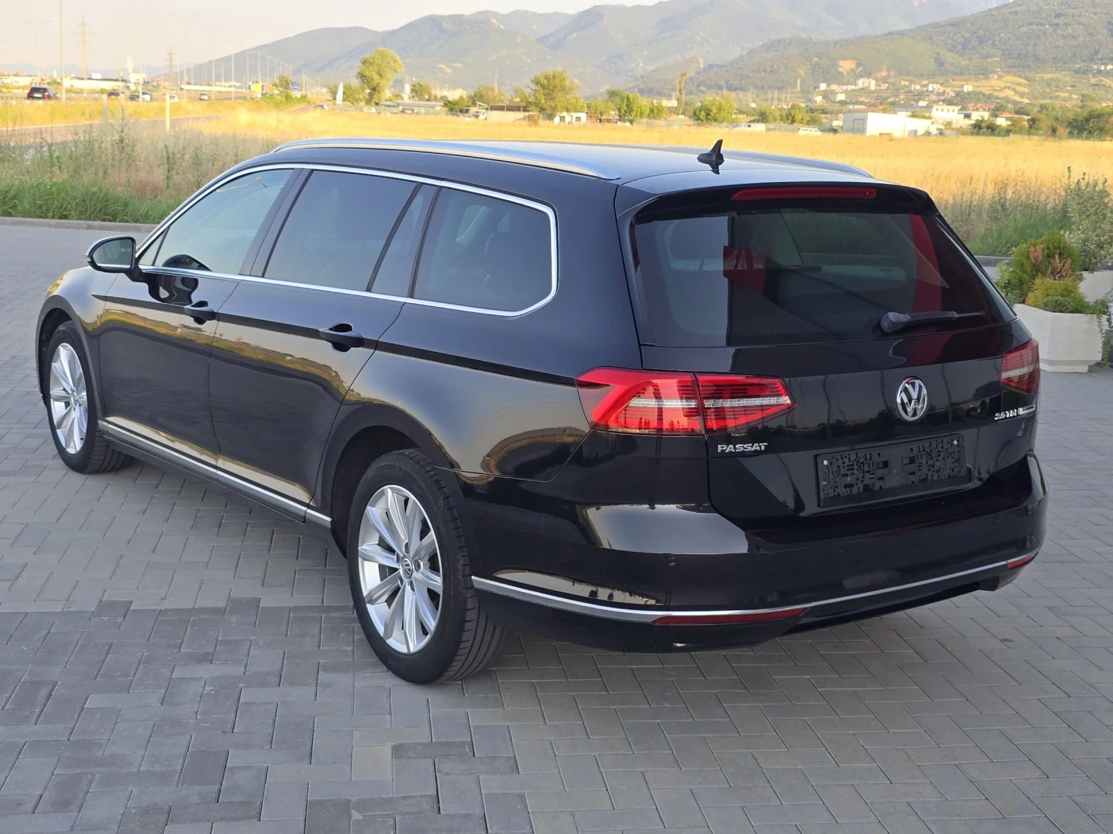 VW Passat 2.0TDi/AVTOMAT/DIGITAL/DISTRONIK/HIGH-LINE - изображение 5