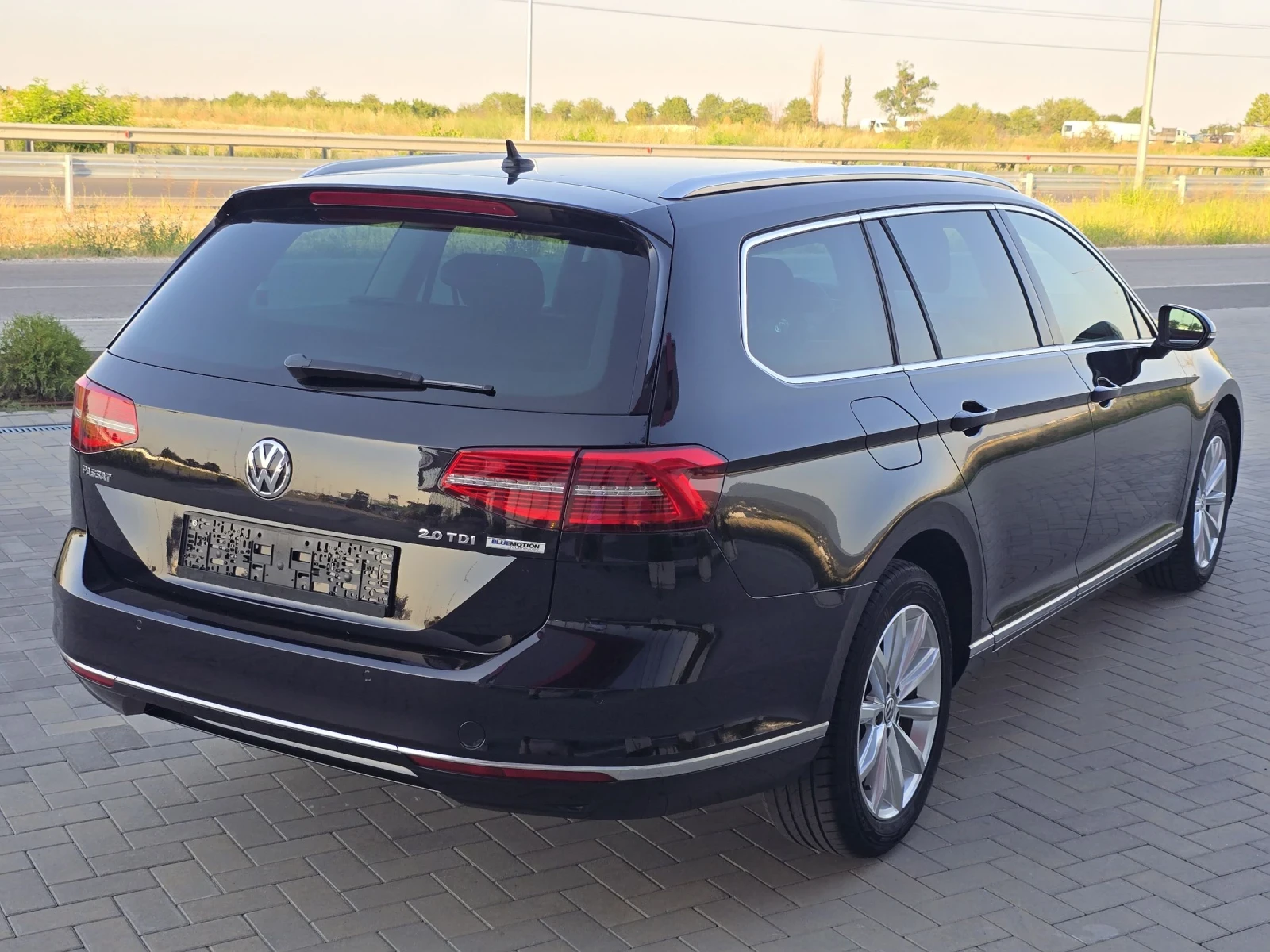 VW Passat 2.0TDi/AVTOMAT/DIGITAL/DISTRONIK/HIGH-LINE - изображение 4