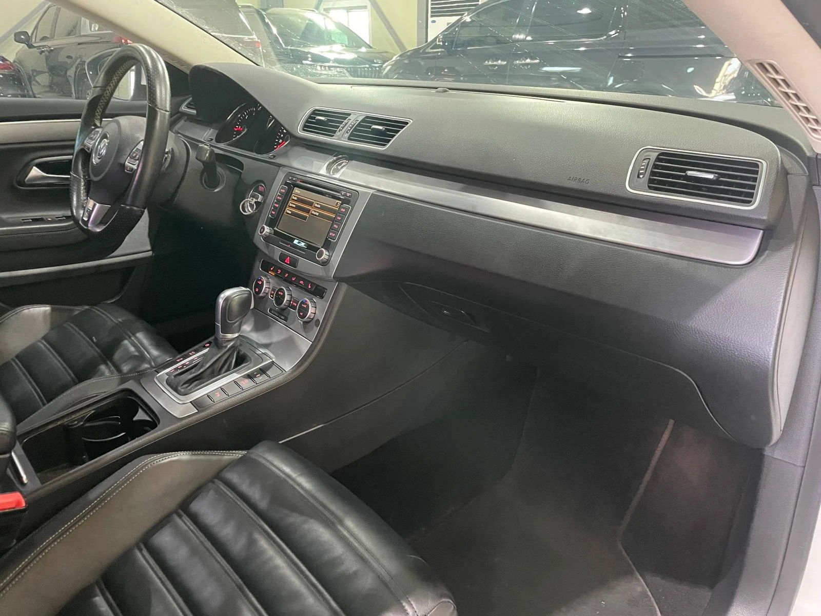 VW CC 2.0TDI BlueMotion ! R Line ! Facelift !, снимка 13 - Автомобили и джипове - 54133737