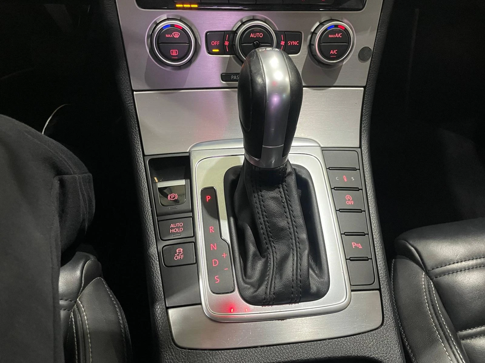 VW CC 2.0TDI BlueMotion ! R Line ! Facelift !, снимка 17 - Автомобили и джипове - 54133737