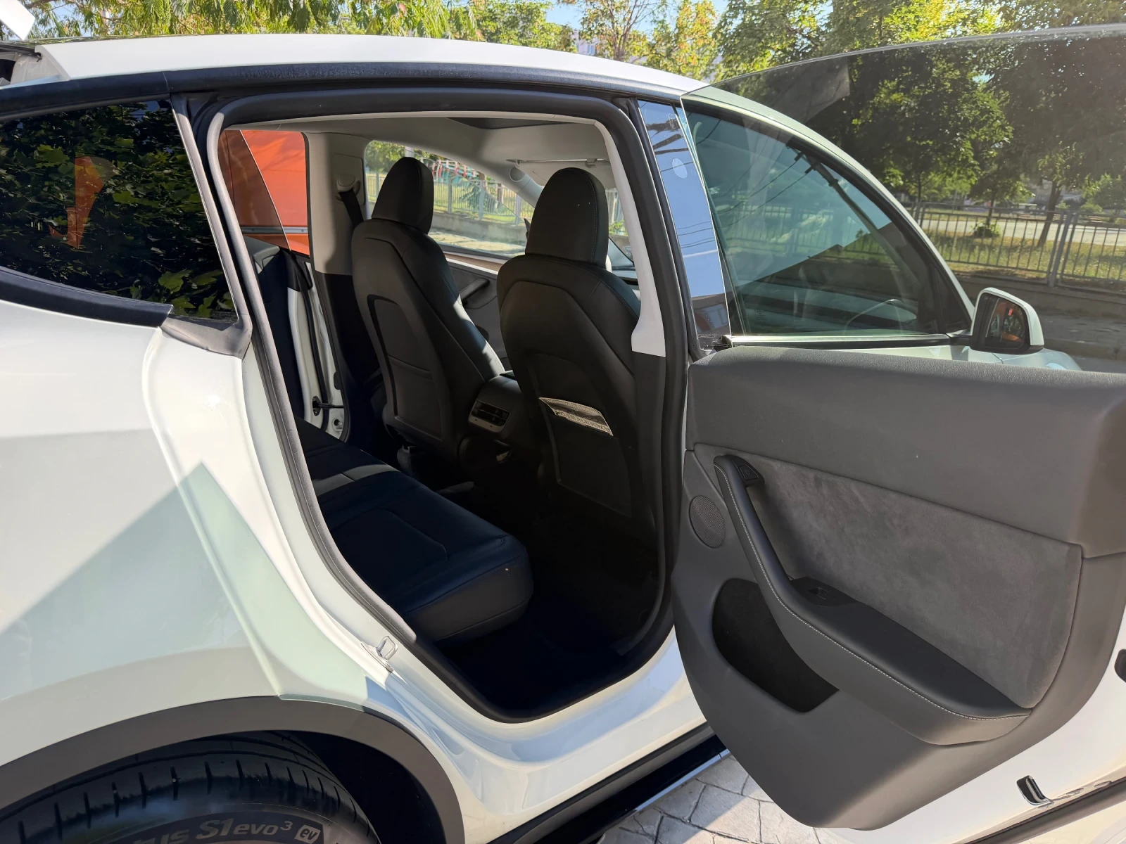 Tesla Model Y Dual motor, снимка 14 - Автомобили и джипове - 55479119
