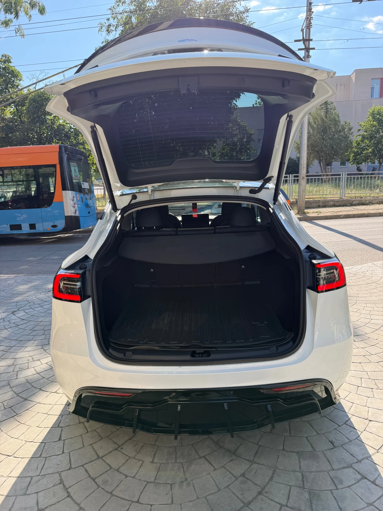 Tesla Model Y Dual motor, снимка 9 - Автомобили и джипове - 55479119