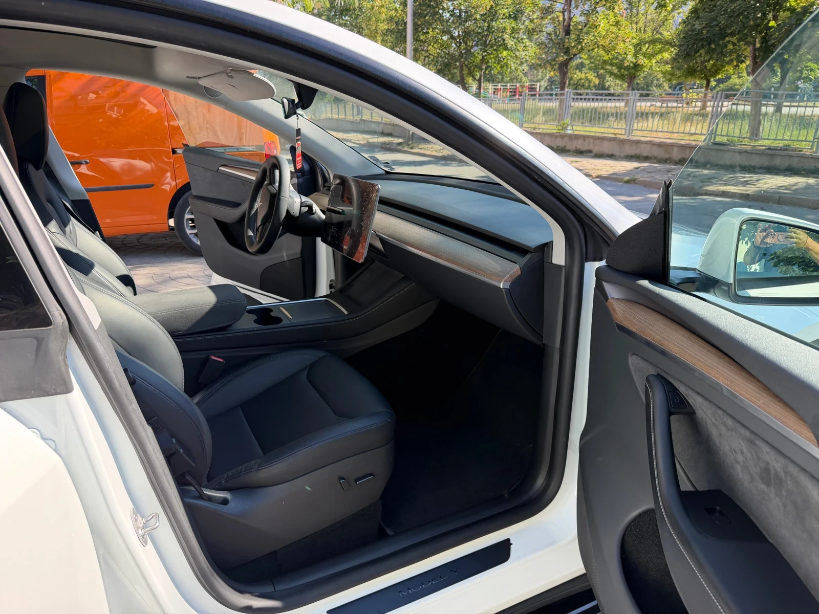 Tesla Model Y Dual motor, снимка 13 - Автомобили и джипове - 55479119