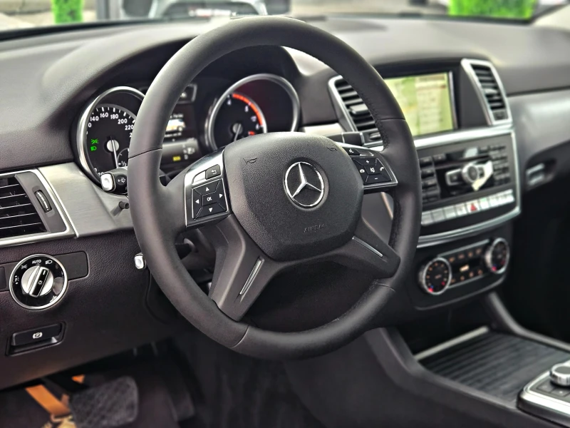 Mercedes-Benz ML 350 ! AMG/GERMAN/AIRMATIC/CAMERA/ПОДГР/ОБДУХ/KEYLES/LI, снимка 11 - Автомобили и джипове - 51602315