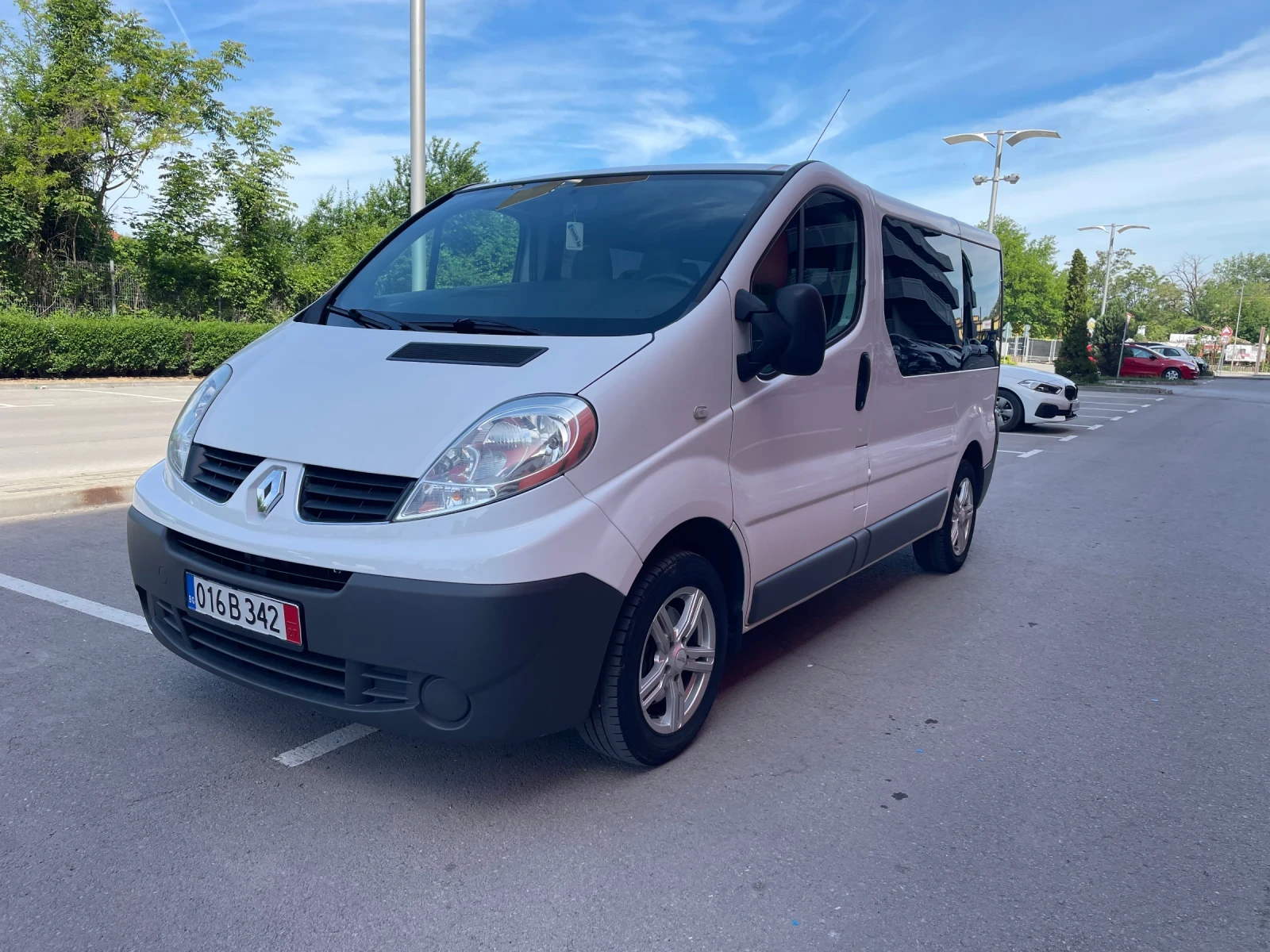 Renault Trafic 2.0 DCI 90 кс 8+ 1 места ТОП СЪСТОЯНИЕ, снимка 2 - Бусове и автобуси - 54605241